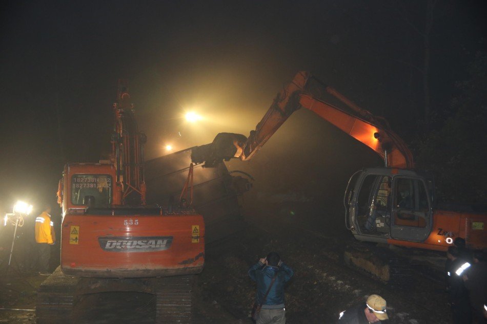 3月27日凌晨，洛湛鐵路婁邵線湖南省雙峰縣洪山殿鎮(zhèn)路段發(fā)生山體滑坡造成貨車脫軌事件，救援人員開(kāi)展搶險(xiǎn)。