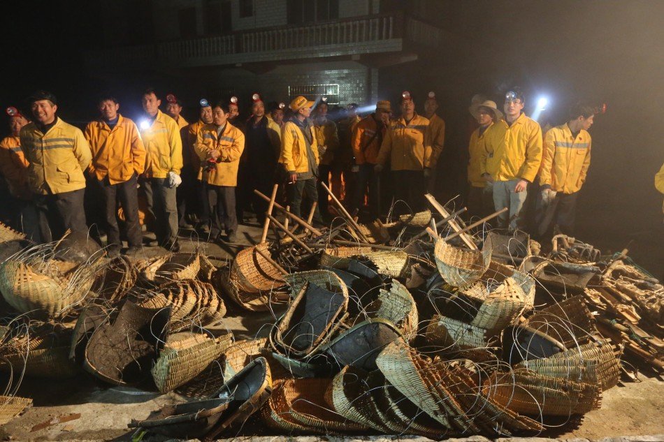 3月27日凌晨，洛湛鐵路婁邵線湖南省雙峰縣洪山殿鎮(zhèn)路段發(fā)生山體滑坡造成貨車脫軌事件，救援人員開展搶險(xiǎn)。