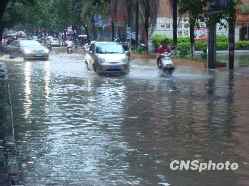 5月14日，暴雨后的廣西北流市新松路發(fā)生內(nèi)澇。受冷暖空氣共同影響，5月13日——5月14日廣西北部地區(qū)出現(xiàn)強(qiáng)降雨天氣，部分地區(qū)出現(xiàn)200毫米以上特大暴雨，廣西局部地區(qū)出現(xiàn)洪澇等次生災(zāi)害。 中新社發(fā) 張希友 攝