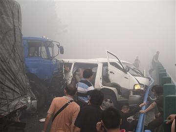 村民燒秸桿致湖北多地百余輛汽車相撞(組圖)