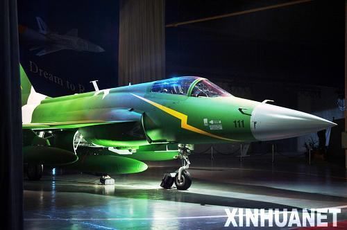 11月23日，在巴基斯坦旁遮普省的卡姆拉，梟龍（JF-17）飛機(jī)亮相下線儀式。當(dāng)日，首架在巴基斯坦境內(nèi)制造的梟龍（JF-17）飛機(jī)在距巴首都伊斯蘭堡西北約60公里的巴基斯坦飛機(jī)制造廠成功下線。梟龍飛機(jī)是中巴聯(lián)合投資研發(fā)的先進(jìn)多用途輕型戰(zhàn)斗機(jī)，是兩國(guó)重要的合作項(xiàng)目。新華社記者李敬臣攝