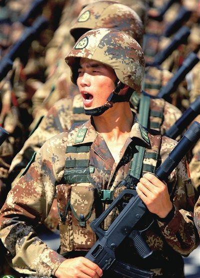 特種兵方隊在進行閱兵式訓練。新華社記者查春明攝