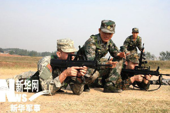 外軍學(xué)員體驗(yàn)解放軍95式步槍射擊