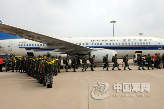 7月27日，濟(jì)南軍區(qū)某集團(tuán)軍在新鄭國(guó)際機(jī)場(chǎng)，舉行了一次帶有實(shí)戰(zhàn)背景的航空輸送兵力演練。