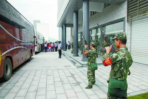 荷槍實(shí)彈押送 李偉 攝