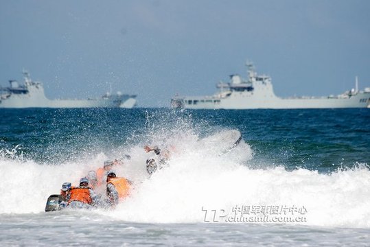 海軍陸戰(zhàn)隊(duì)某旅在惡劣海況下與登陸艦配合進(jìn)行裝卸載訓(xùn)練。宋春偉 攝影報(bào)道