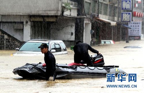 10月21日，救援人員出動(dòng)橡皮艇在臺(tái)灣宜蘭縣蘇澳地區(qū)救災(zāi)。新華社發(fā)