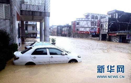 10月21日，洪水將臺(tái)灣宜蘭縣蘇澳地區(qū)街道淹沒。新華社發(fā)