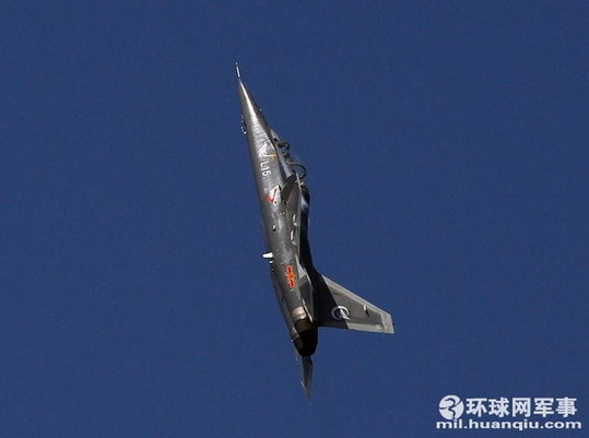 中航工業(yè)L-15“獵鷹”06號(hào)機(jī)飛上珠海藍(lán)天，進(jìn)行了首次航展前的演練。攝影：郝珺石