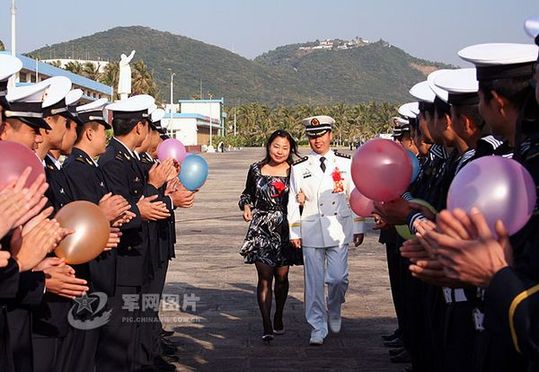 官兵夾道歡迎新人。