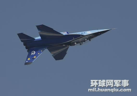 L15“獵鷹”高級教練機在珠海上空做橫滾動作