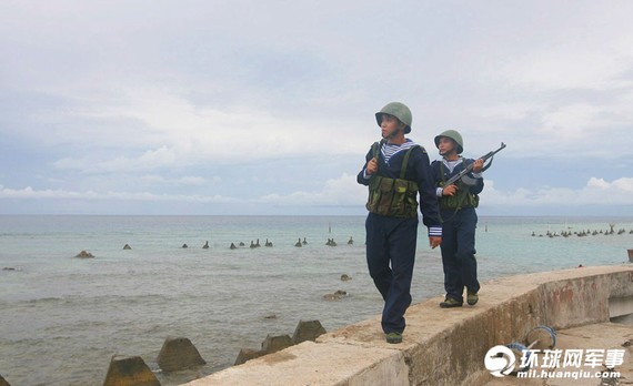 越南海軍海軍士兵在中國南海畢生礁上巡邏