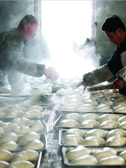 揭秘青島王哥莊大饅頭:山泉水和面 純手工揉面