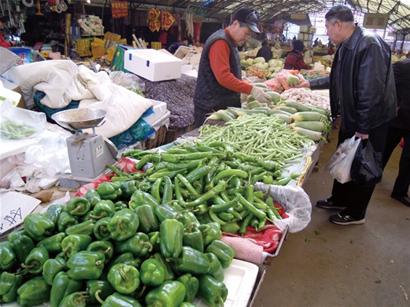 青島今年辦年貨多掏3成錢 菜肉海鮮水果市場(chǎng)白熱化