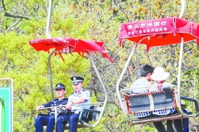 民警去查看后，坐索道下來(lái)。