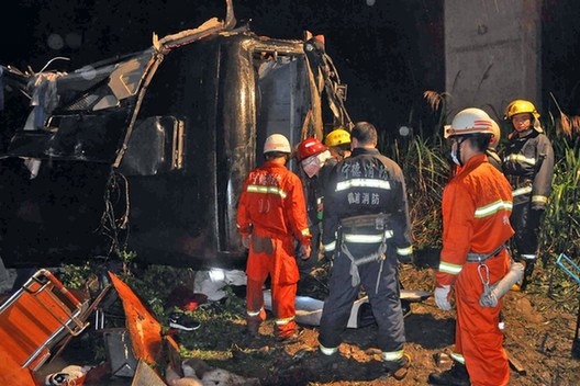 福建霞浦客車墜入山谷致17人死亡