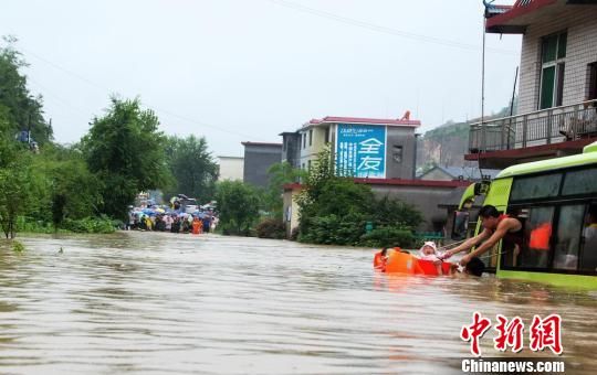 湖南強(qiáng)降雨道路被淹 消防戰(zhàn)士端澡盆搶救嬰兒