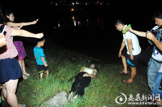 7月3日，婁底市孫水河公園河段，一名27歲的小伙子勇救一家三口卻溺水身亡。(吳永華/攝影)