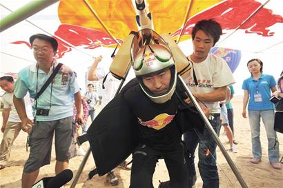 青島小伙滑翔飛越膠州灣