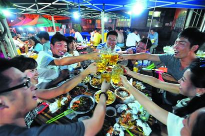 青島營口路啤酒街:大口喝酒大口吃肉 光膀子趿拖鞋快意江湖