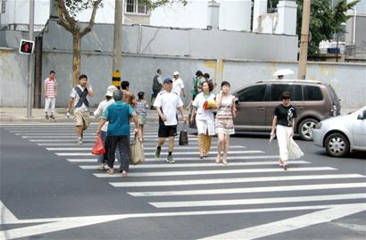 青島青島史上最短綠燈僅12秒 馬路5車道想過得飛跑