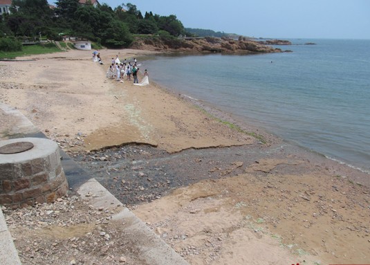 青島八大關景區(qū)臭氣熏天 隔油池惡臭污水直排大海