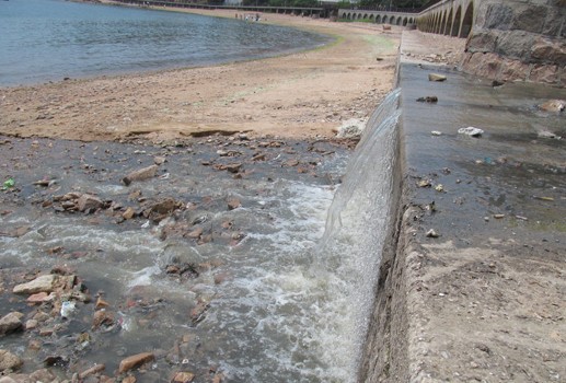 青島八大關景區(qū)臭氣熏天 隔油池惡臭污水直排大海