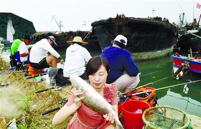 青島20人花50萬(wàn)元放生萬(wàn)條美國(guó)紅魚 百人瘋狂垂釣