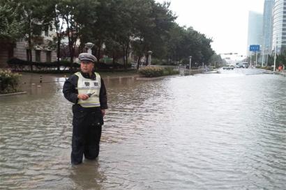 青島交警泡水中執(zhí)勤 警服內(nèi)外全濕透