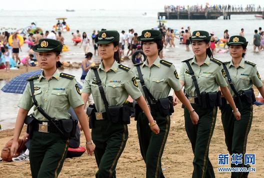 颯爽英姿女警現(xiàn)身秦皇島海灘巡邏 游客大贊