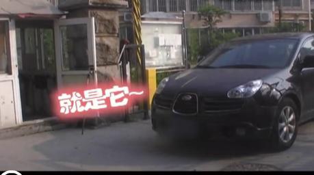 青島男子住小區(qū)門口附近嫌車吵 自家車堵門禁出入