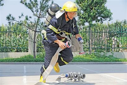 青島消防鋼鐵俠:10秒爬4層樓三伏穿棉襖 火海除炸彈