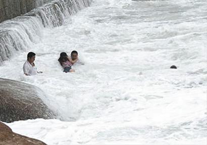 臺風(fēng)達(dá)維巨浪中青島3勇士搏命救女子