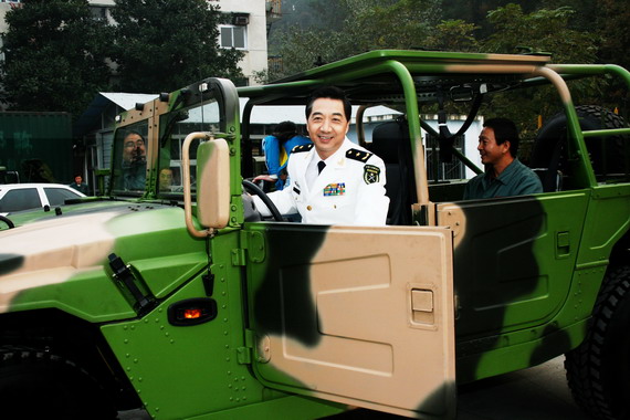 資料圖：張召忠現(xiàn)場乘坐解放軍“猛士”越野車。