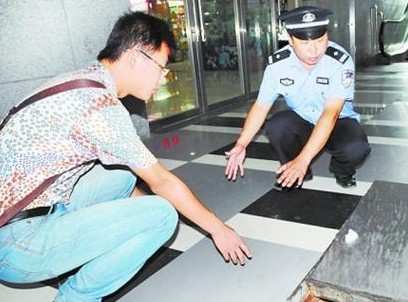 地一城商場下水道無井蓋 小伙踩空入胸口擦傷