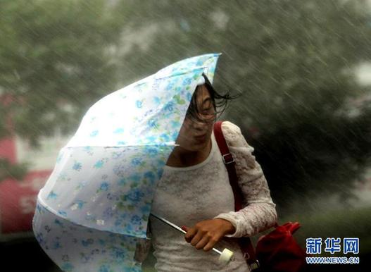 山東沿海地區(qū)受強臺風布拉萬影響大風暴雨