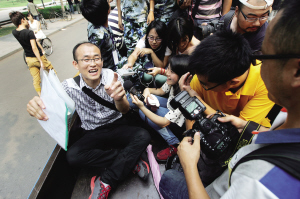 “保安哥”乘車去宿舍也被媒體包圍。