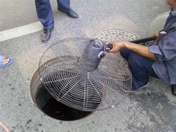 工人沼氣中毒警民跳井救人