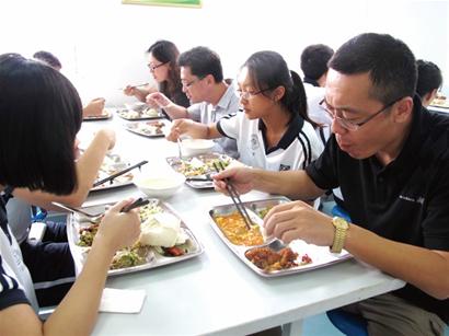 青島開學(xué)第一頓午飯:食堂葷素搭配 小飯桌紅燒肉紫菜湯誘人