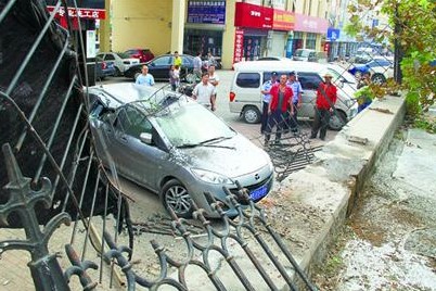 十多年駕齡公交司機(jī)油門當(dāng)剎車 頂翻面包車