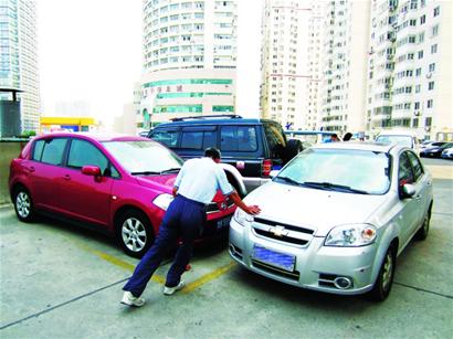 男子車位被占砸車泄憤 賠款5萬獲刑3月