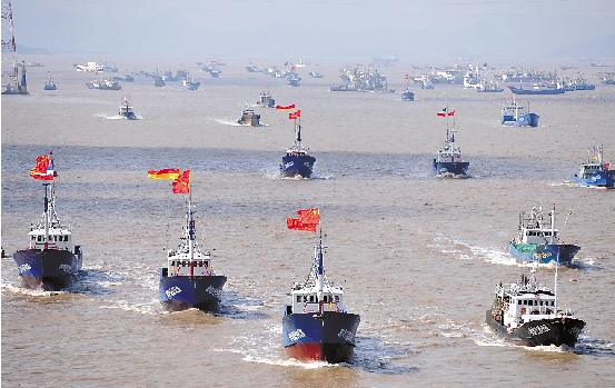 千艘漁船抵達(dá)釣魚(yú)島外圍 千面國(guó)旗浩蕩場(chǎng)面壯觀