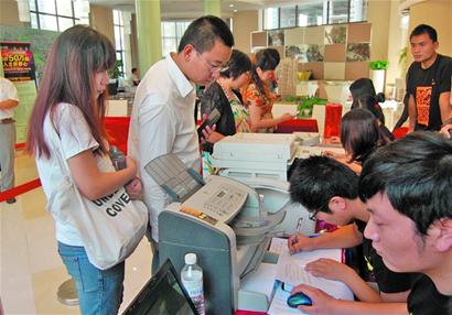 保障房申購首日冰火兩重天：地鐵房凌晨排隊搶購