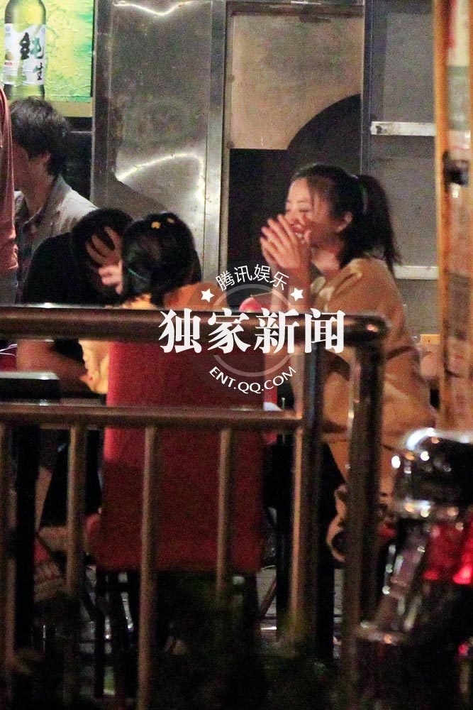 黃小蕾夜店醉酒 向寶馬男投懷送抱