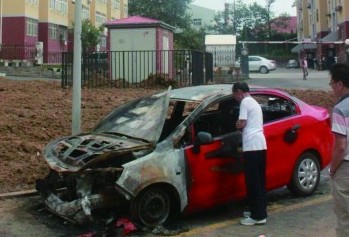 雪佛蘭轎車深夜起火烤爆路燈 車主懷疑自燃