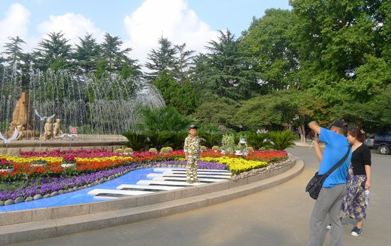 中秋國慶臨近節(jié)日氣氛濃 靚麗街景裝扮青島