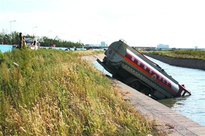 環(huán)灣大道瑞昌路出口罐車墜海