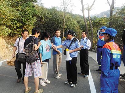 山上寫生迷路 顏料指路 民警找到迷路小畫家