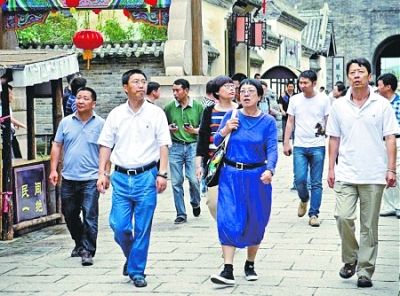 許鞍華(中)在今年6月赴象山為《黃金時(shí)代》看外景