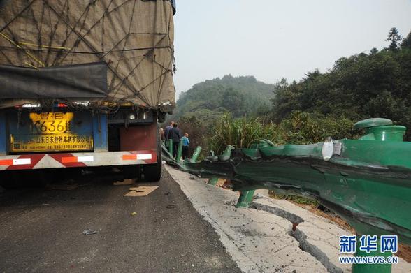 京珠高速湖南段超20輛車連環(huán)撞 至少3人死亡